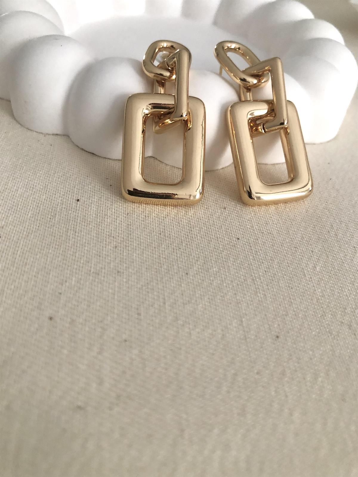 Üç Sıra Geçmeli Kalın Gold Kare Küpe
