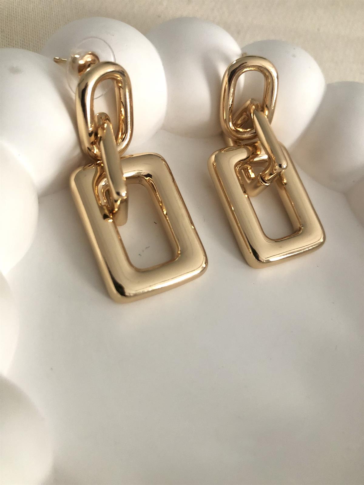 Üç Sıra Geçmeli Kalın Gold Kare Küpe