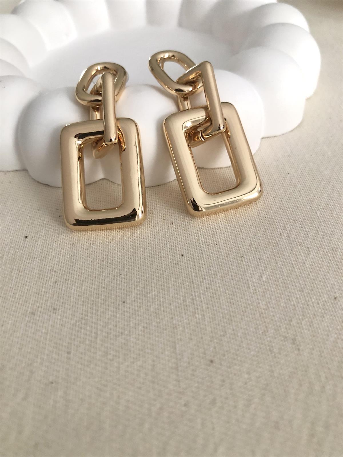 Üç Sıra Geçmeli Kalın Gold Kare Küpe