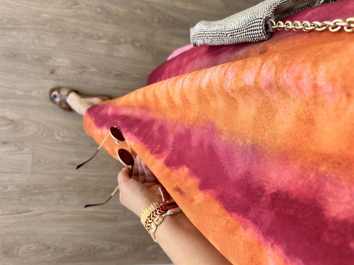 V Yaka Batik Desenli Elbise