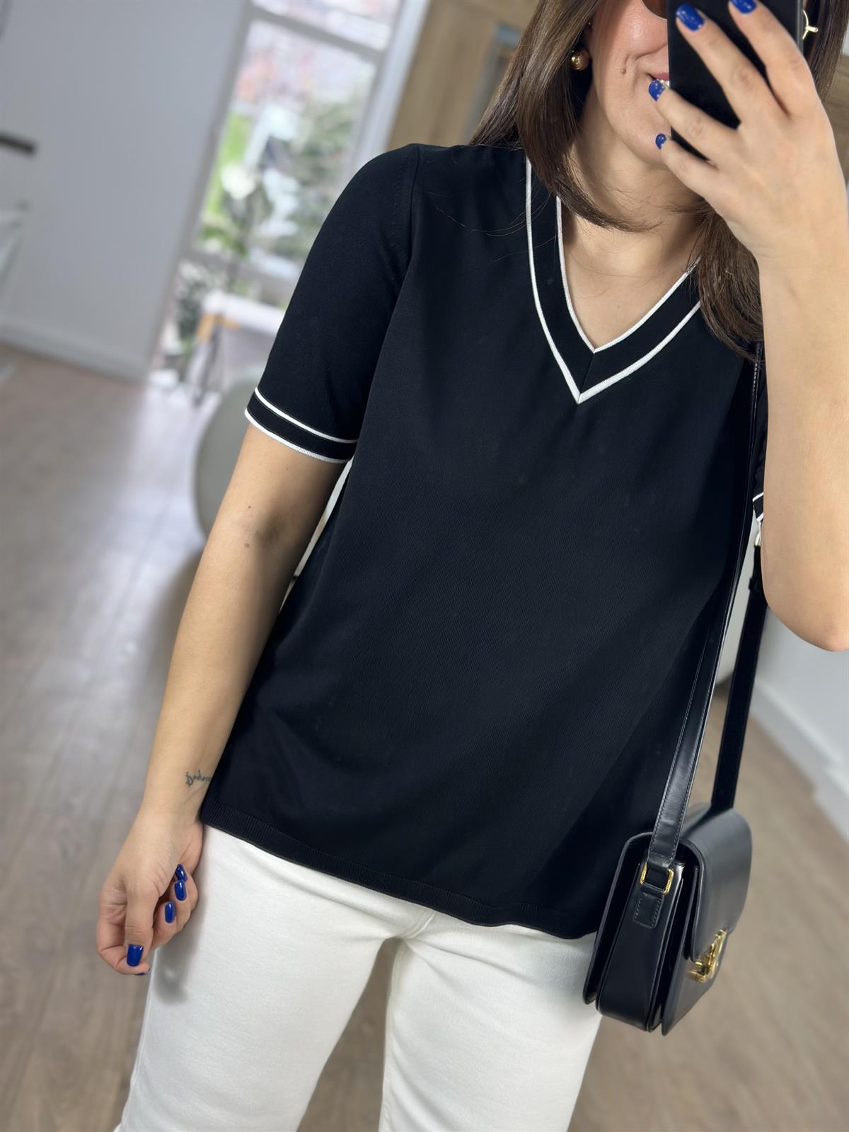 V Yaka Çizgi Detaylı Merserize Triko-Siyah