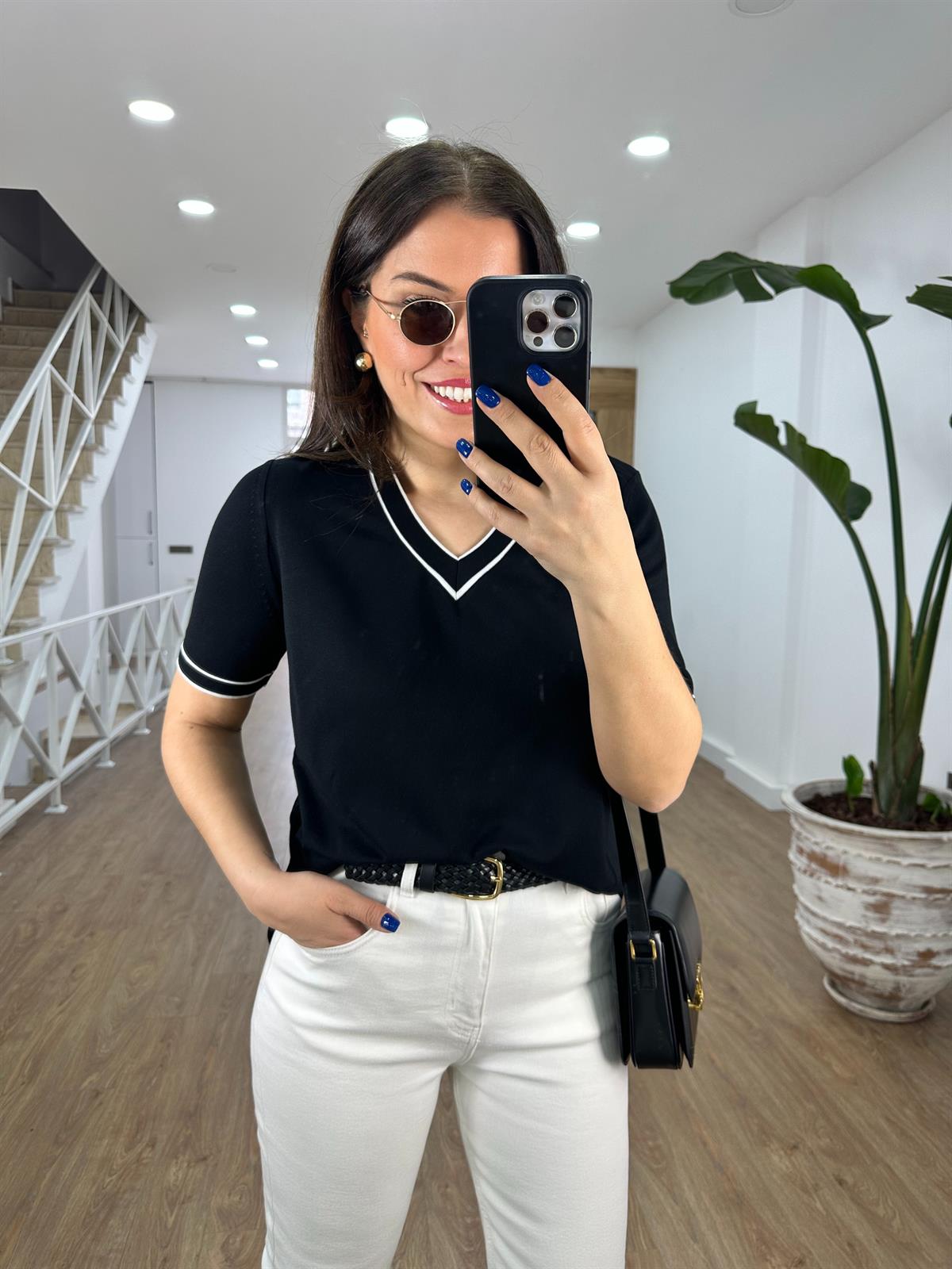 V Yaka Çizgi Detaylı Merserize Triko-Siyah