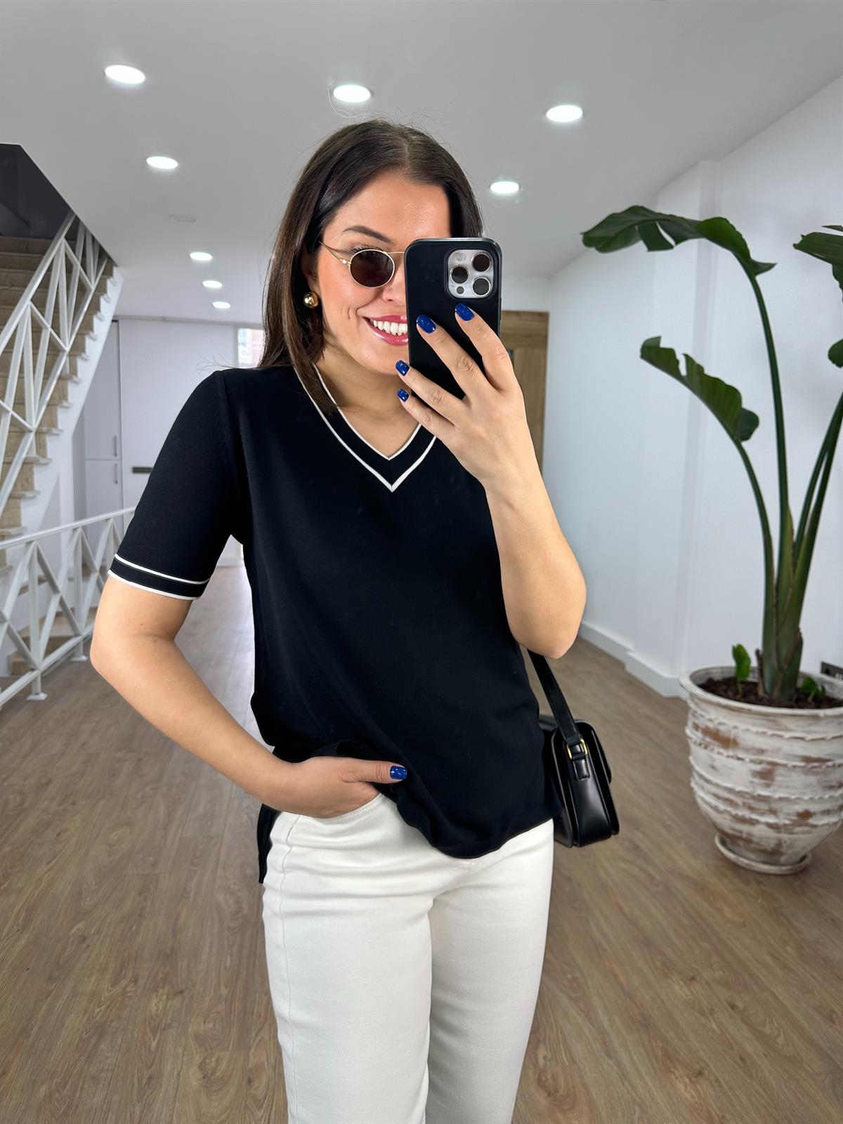 V Yaka Çizgi Detaylı Merserize Triko-Siyah