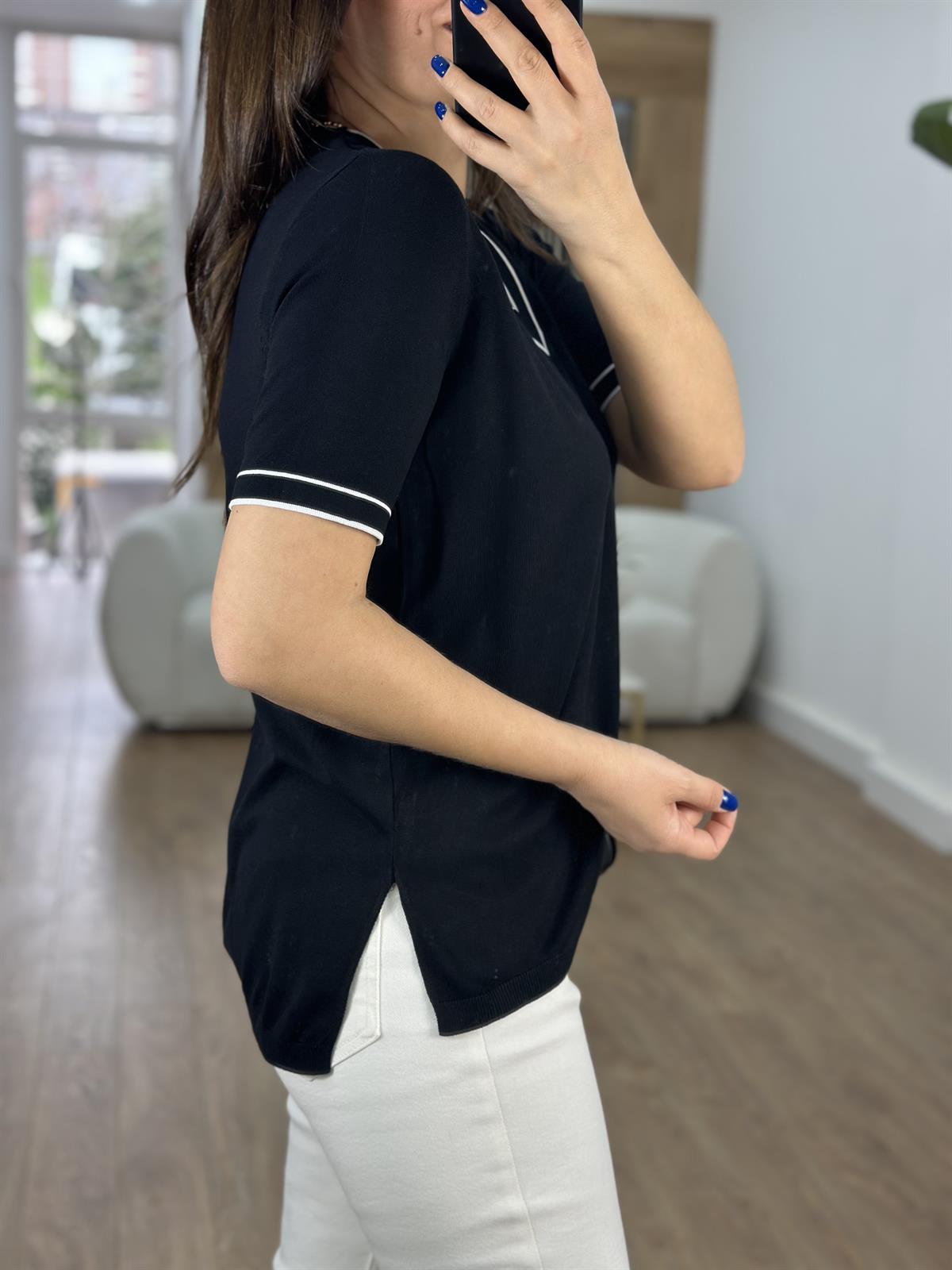 V Yaka Çizgi Detaylı Merserize Triko-Siyah