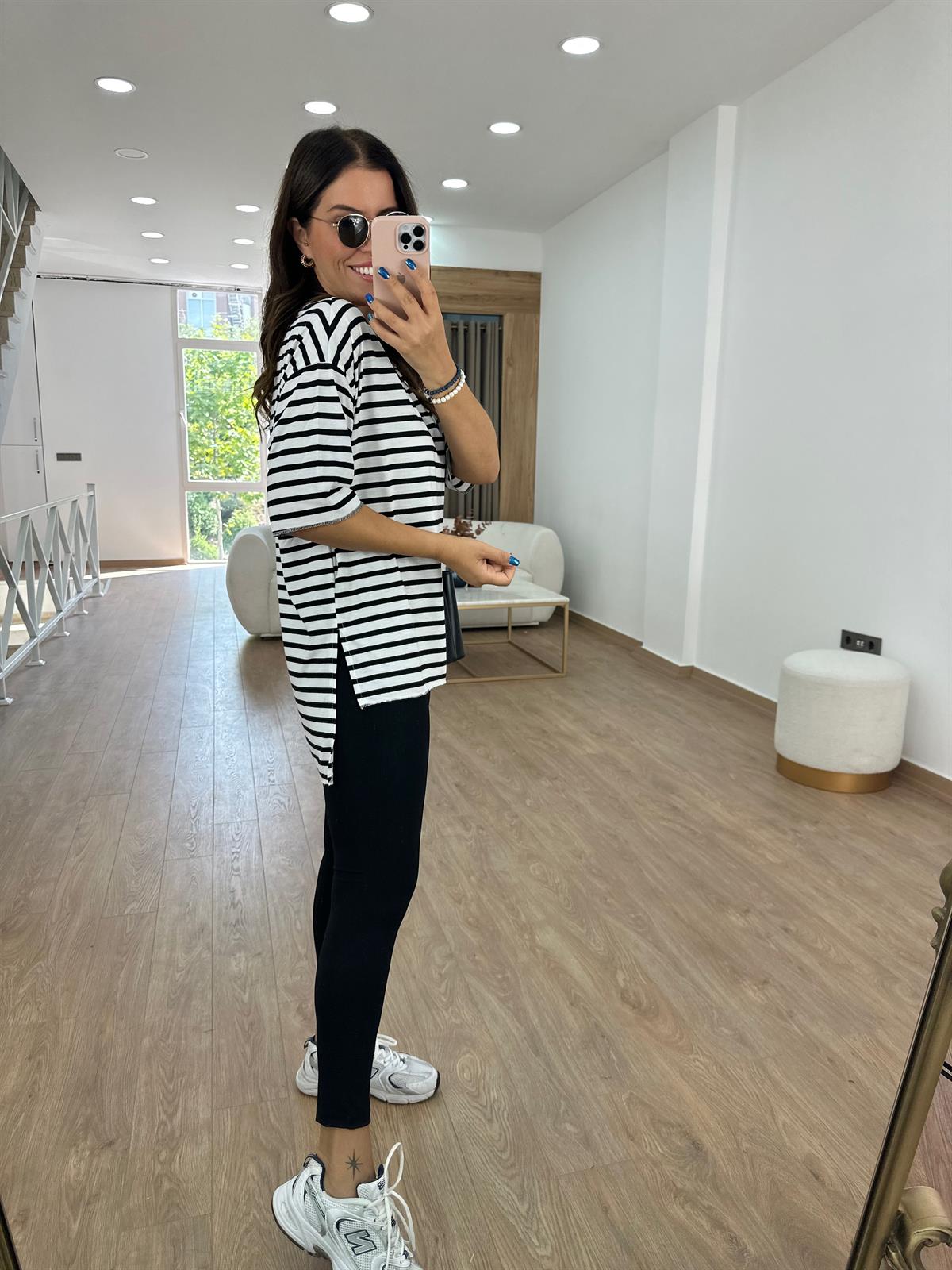 V Yaka Çizgili Oversize Tişört- Ekru