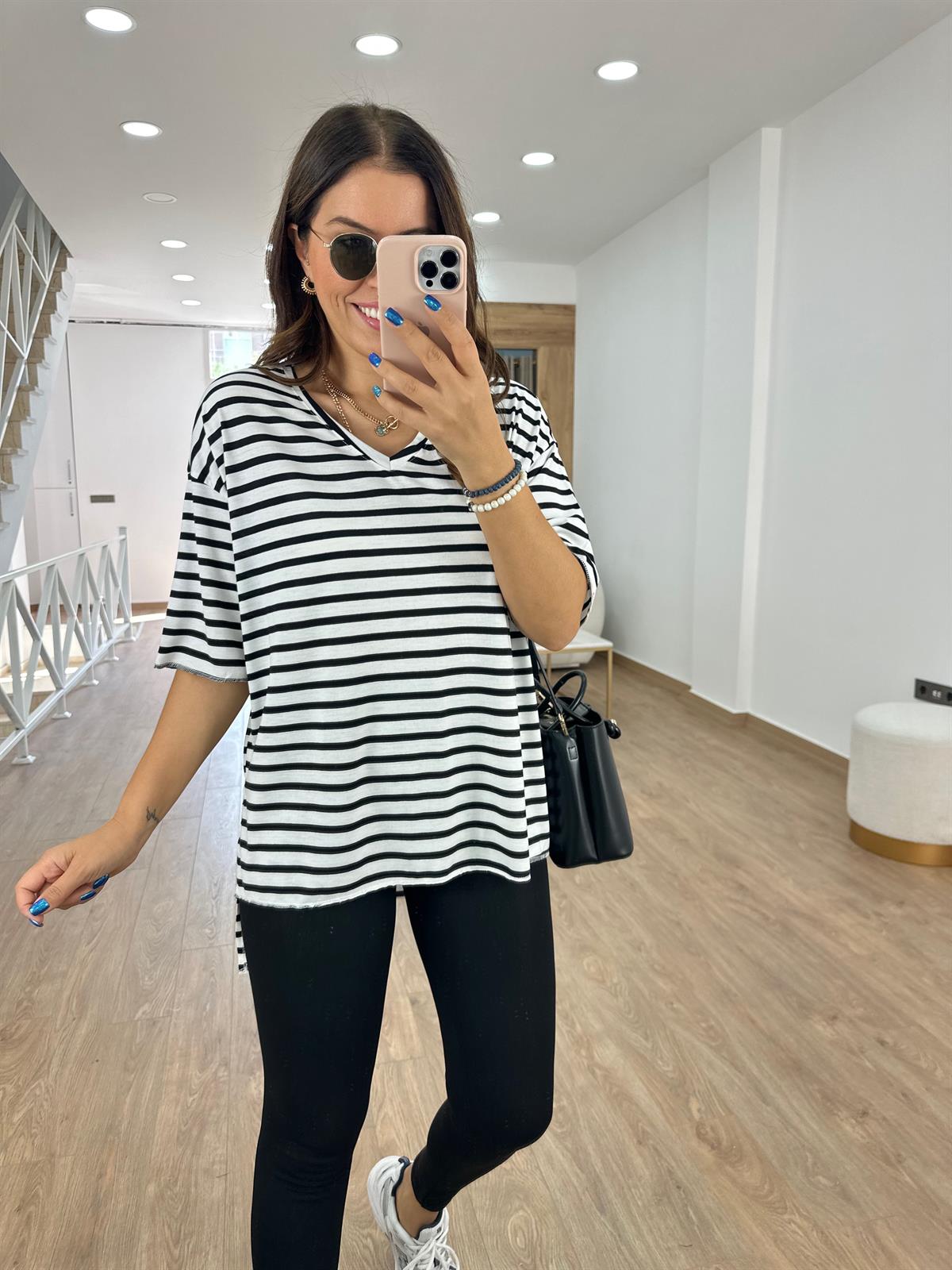 V Yaka Çizgili Oversize Tişört- Ekru