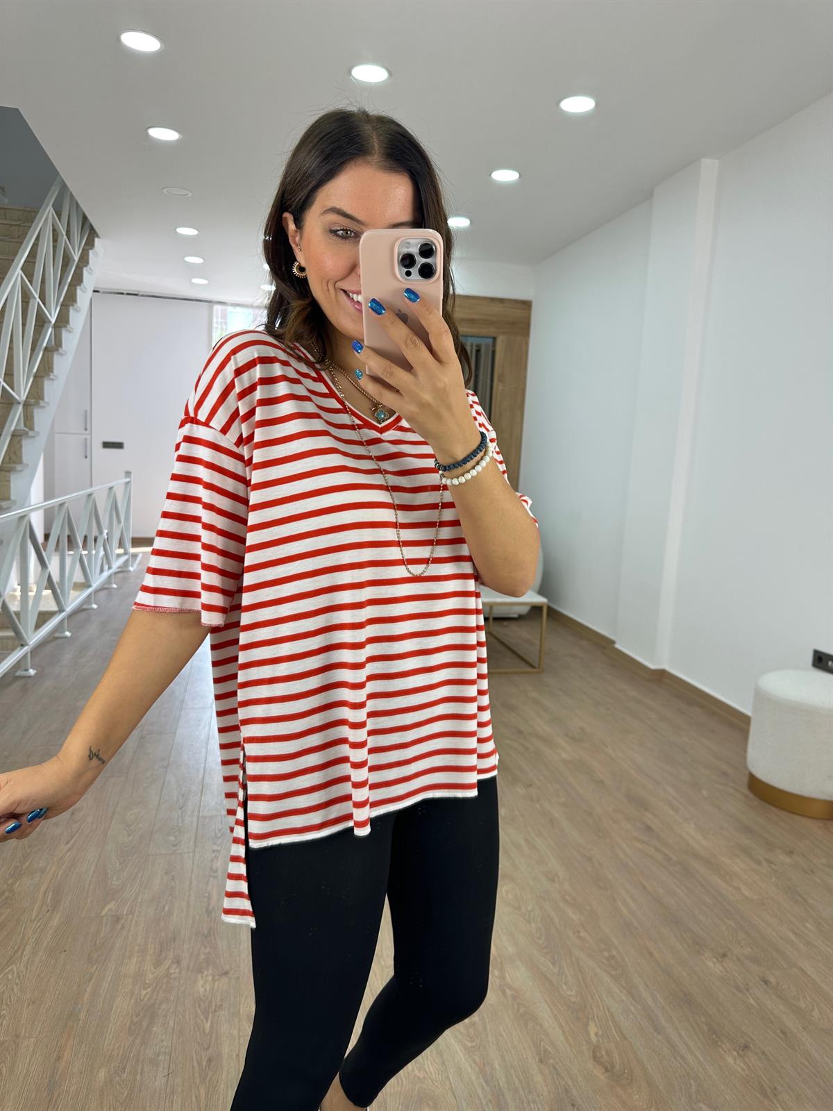 V Yaka Çizgili Oversize Tişört - Nar Çiçeği