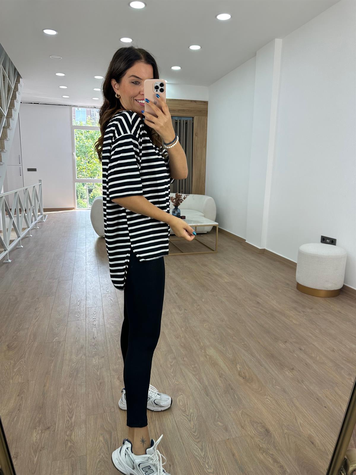 V Yaka Çizgili Oversize Tişört - Siyah