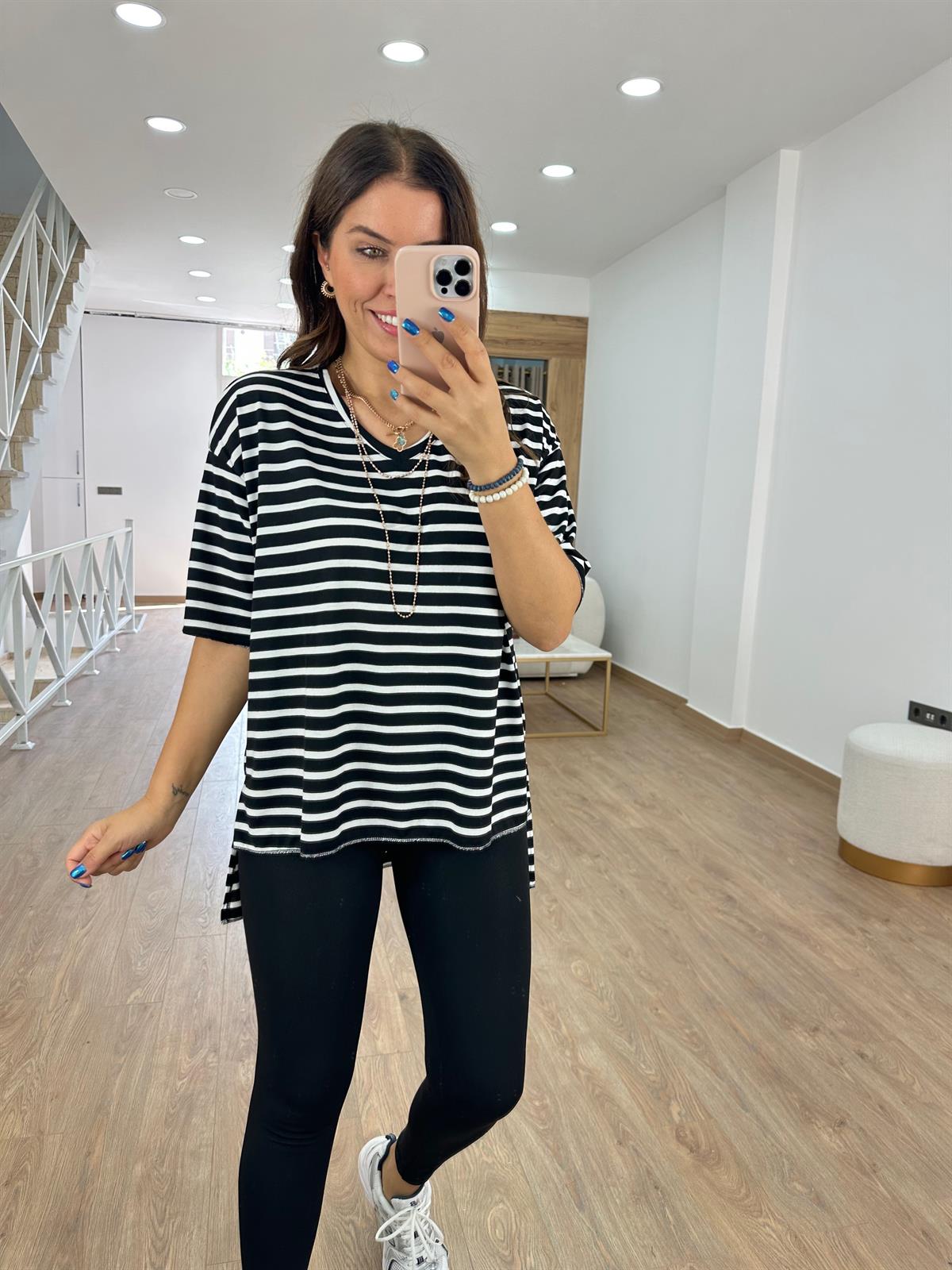 V Yaka Çizgili Oversize Tişört - Siyah