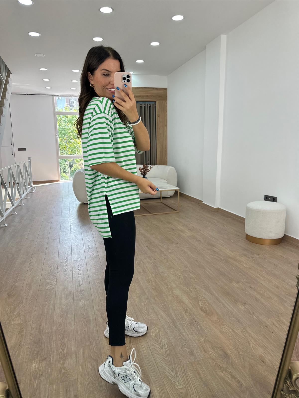 V Yaka Çizgili Oversize Tişört-Yeşil