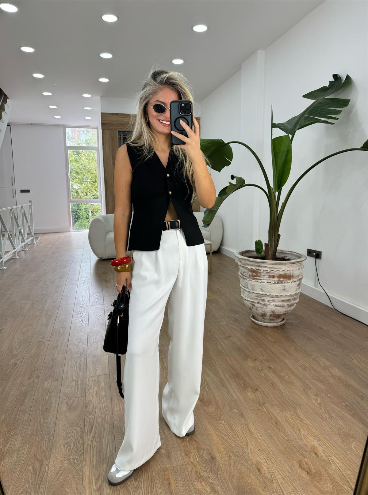 V Yaka Gold Düğmeli Yelek - Siyah