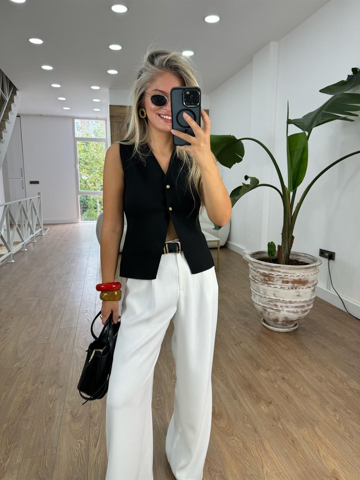 V Yaka Gold Düğmeli Yelek - Siyah