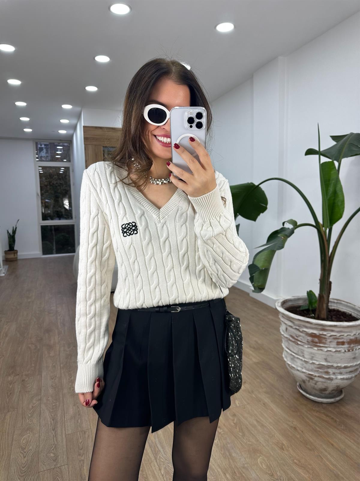 V Yaka Kare Nakışlı Kazak 