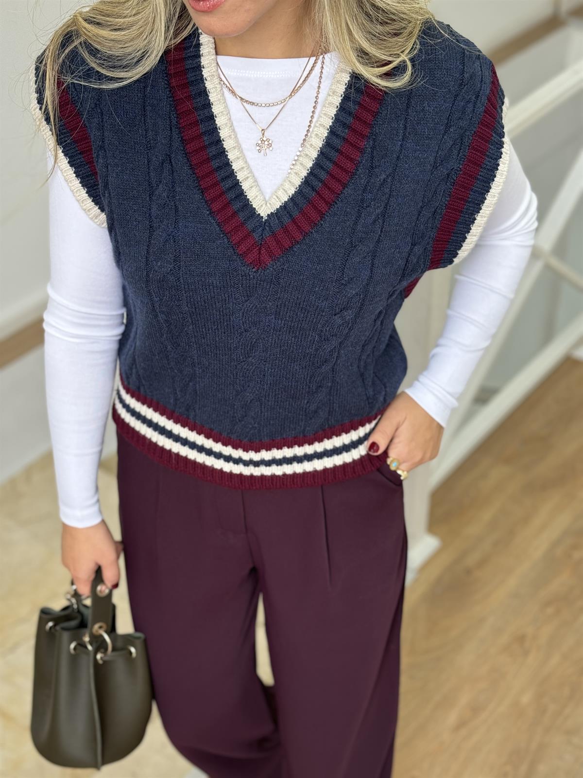 V Yaka Şerit Detaylı Süveter 