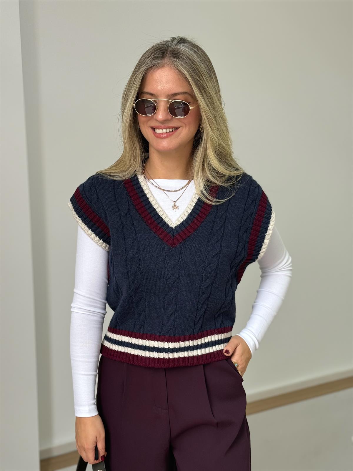 V Yaka Şerit Detaylı Süveter 