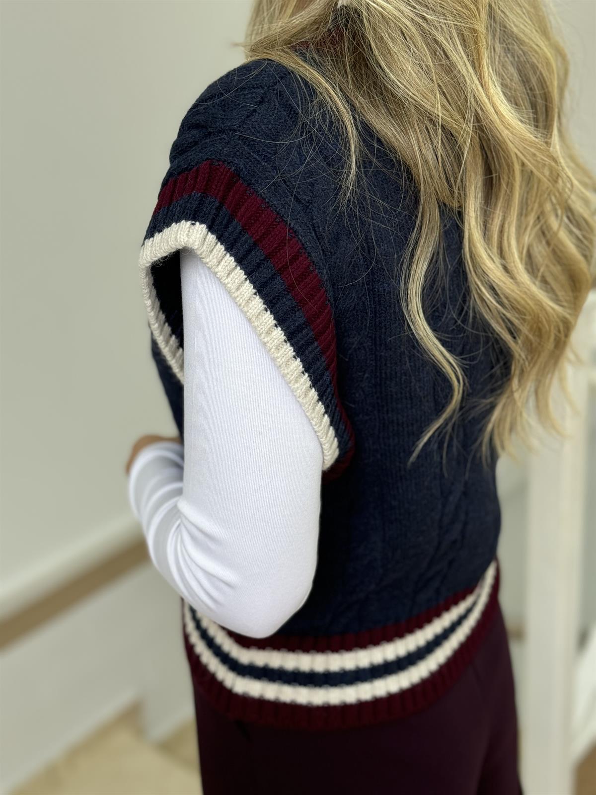 V Yaka Şerit Detaylı Süveter 