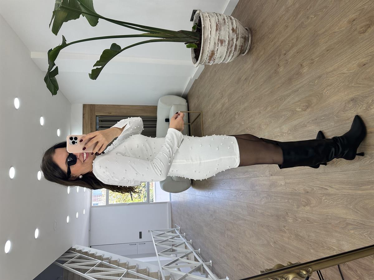 Vatkalı İncili Süet Elbise-Beyaz