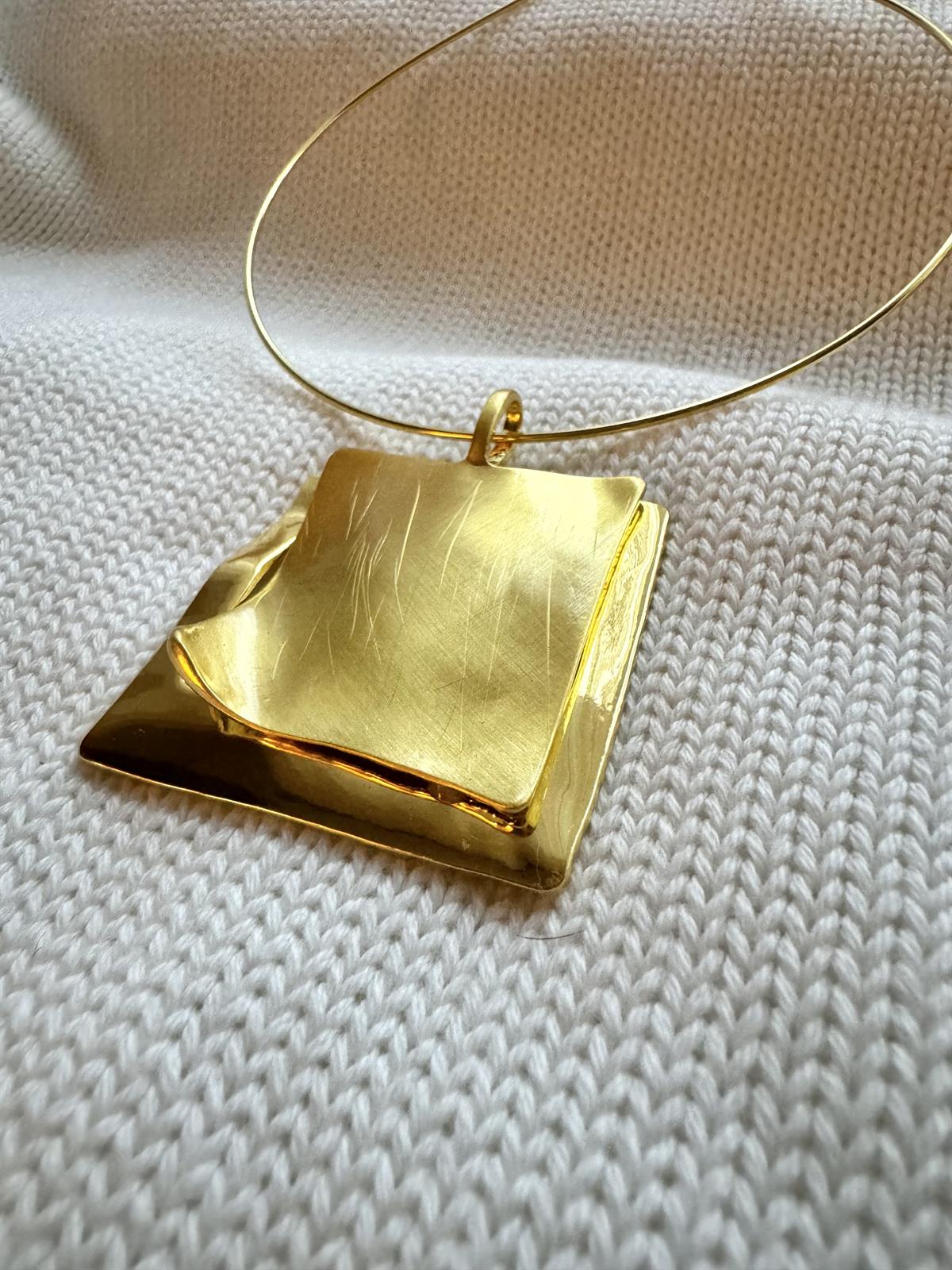 Vip Seri Kare Plaka Gold Çizik Tasarım  Kolye