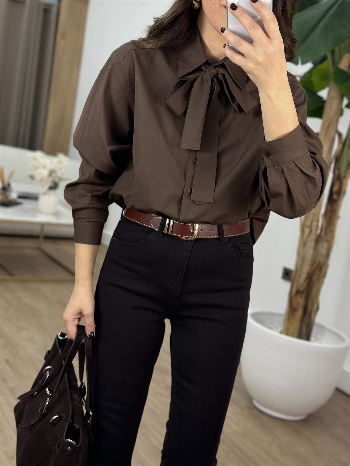 Yakası Bağlama Detaylı Gömlek