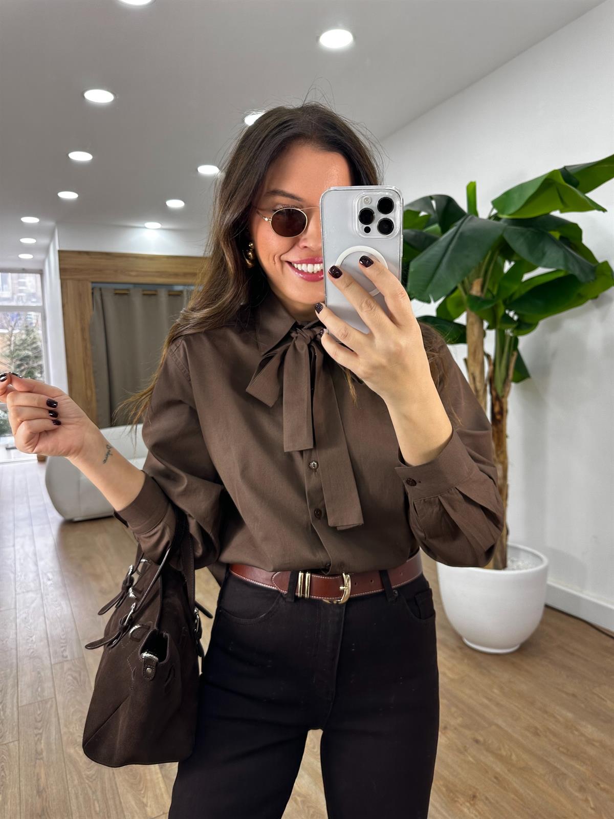 Yakası Bağlama Detaylı Gömlek