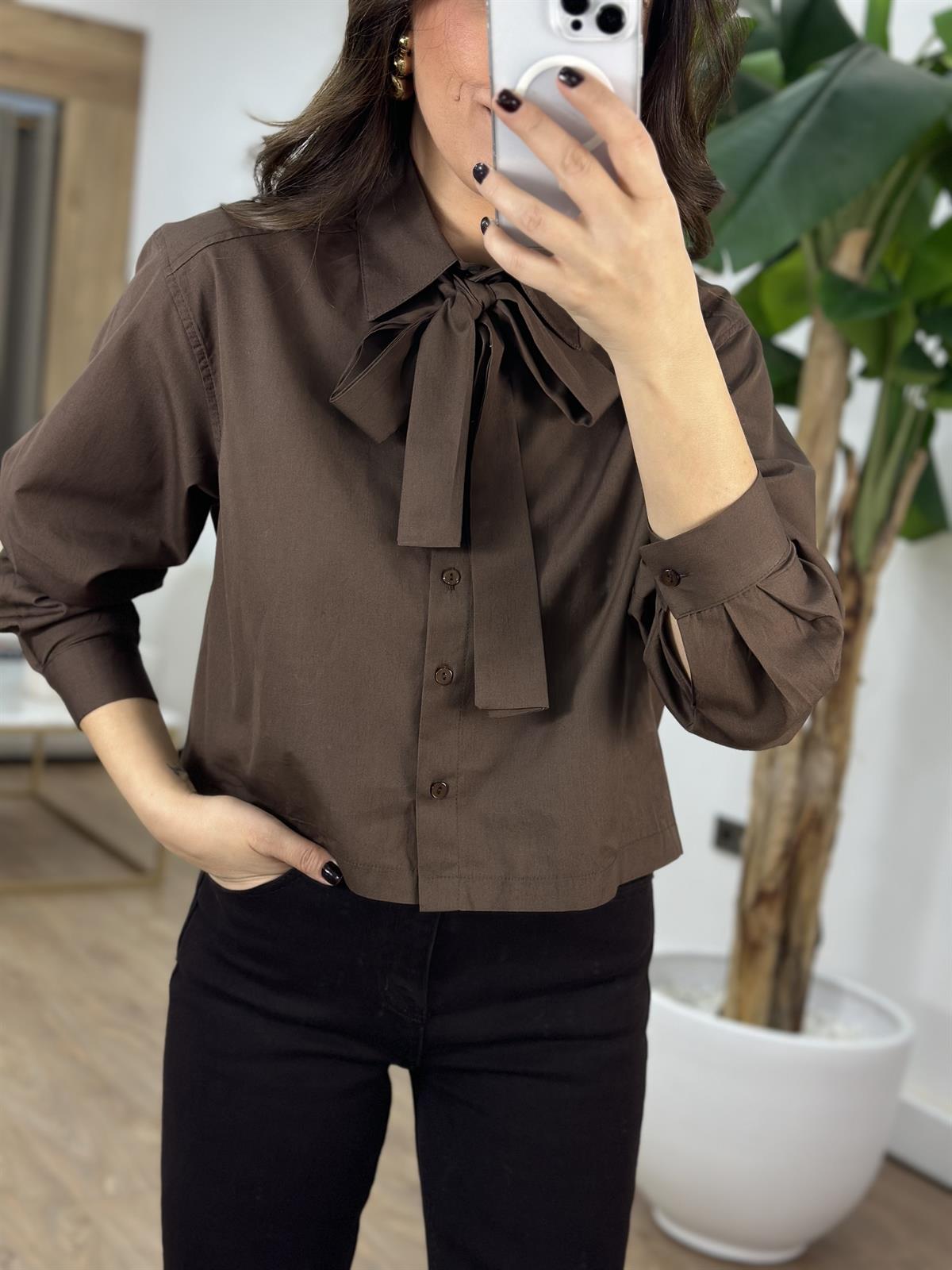 Yakası Bağlama Detaylı Gömlek