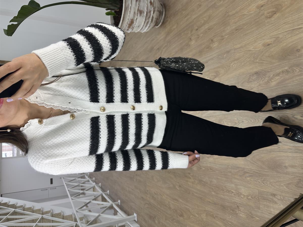 Yakası Dantel Detaylı Gold Düğmeli Yumoş Hırka