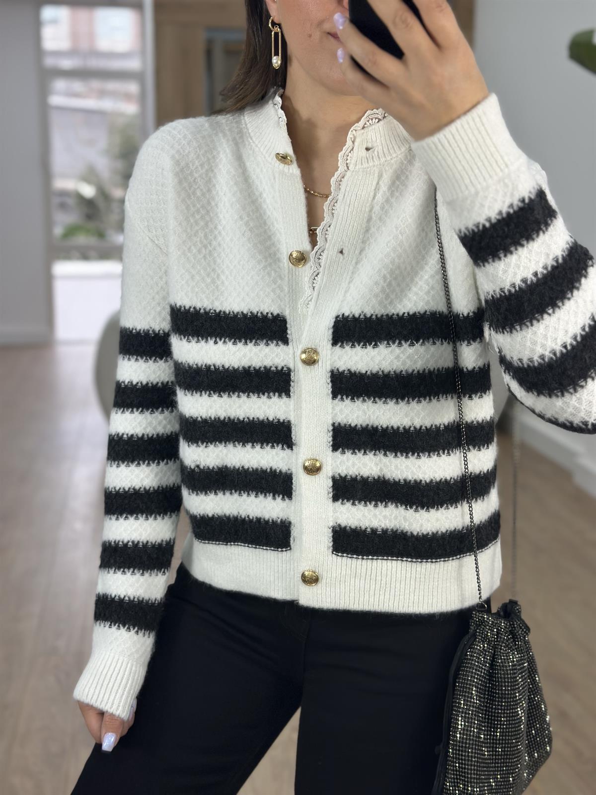 Yakası Dantel Detaylı Gold Düğmeli Yumoş Hırka