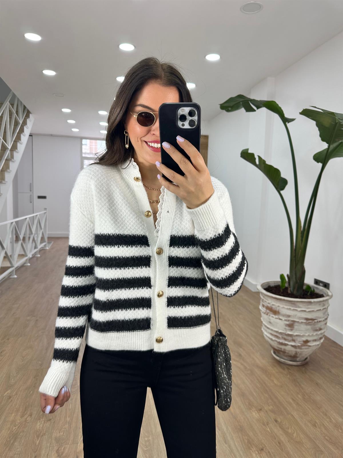 Yakası Dantel Detaylı Gold Düğmeli Yumoş Hırka