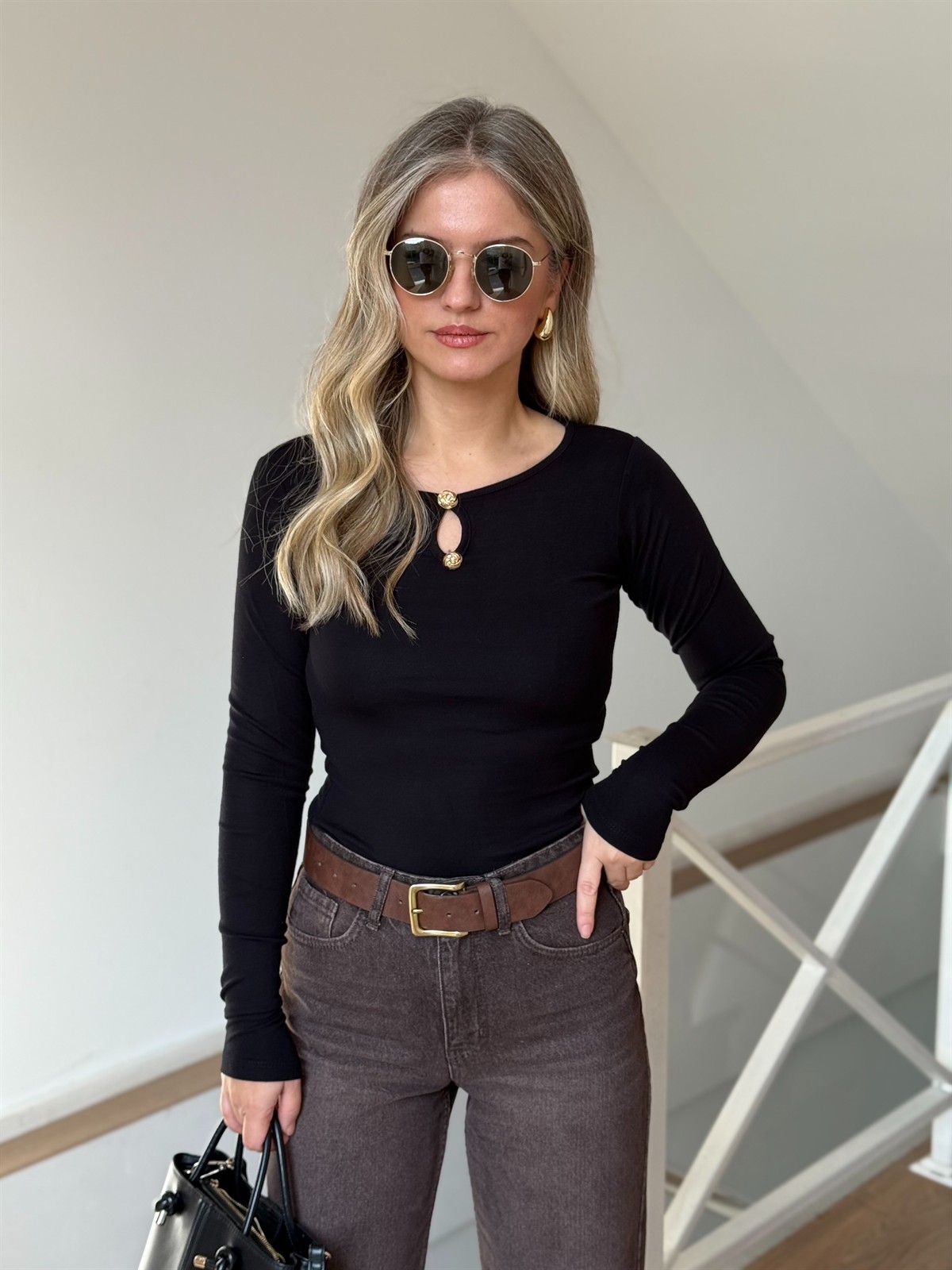 Yakası Gold Düğmeli Bluz - Siyah