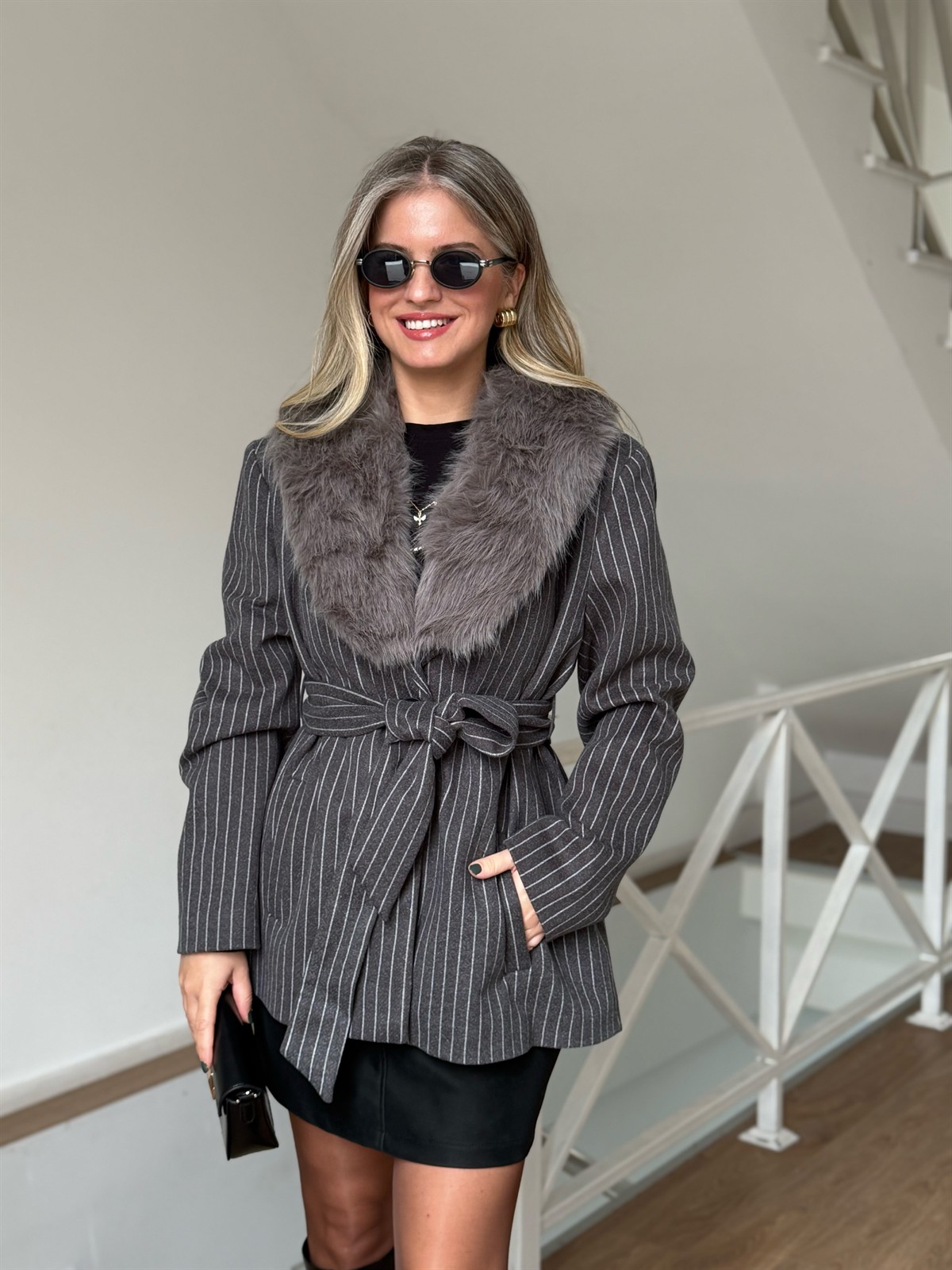 Yakası Kürklü Çizgili Kaşe Kaban