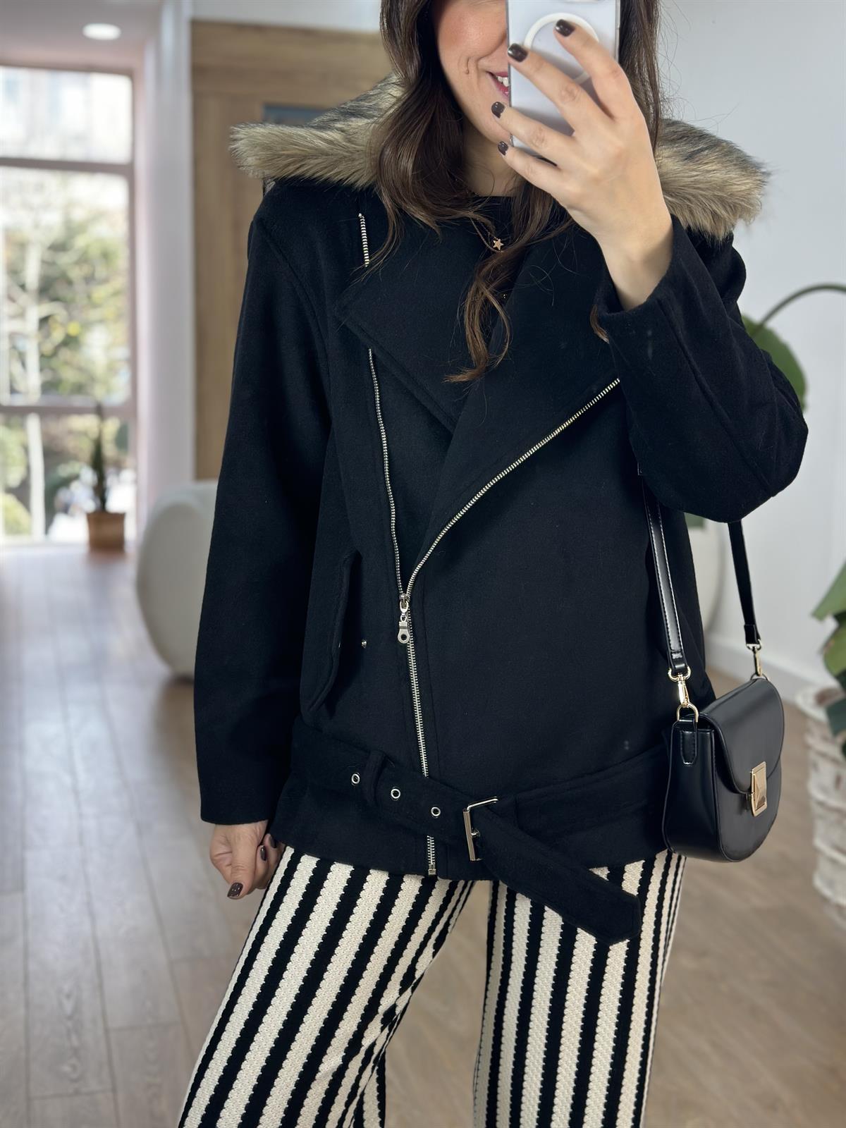 Yakası Kürklü Kaban 