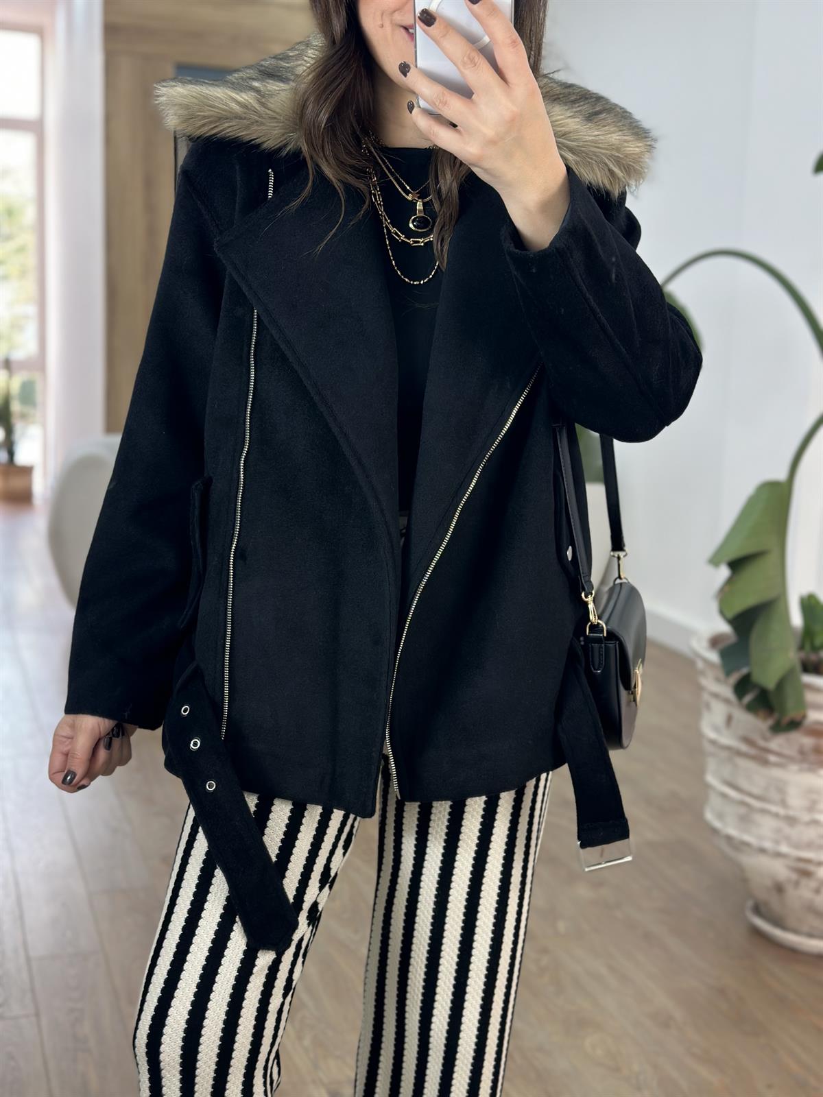 Yakası Kürklü Kaban 