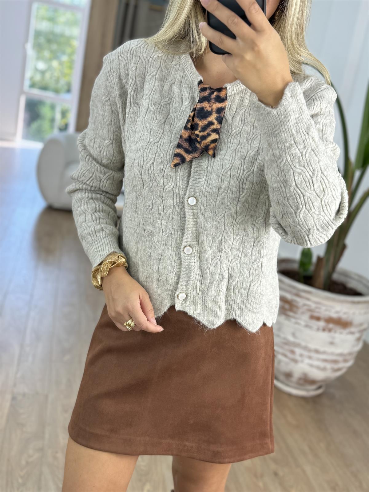 Yakası Leopar Fular Detaylı Örme Hırka 