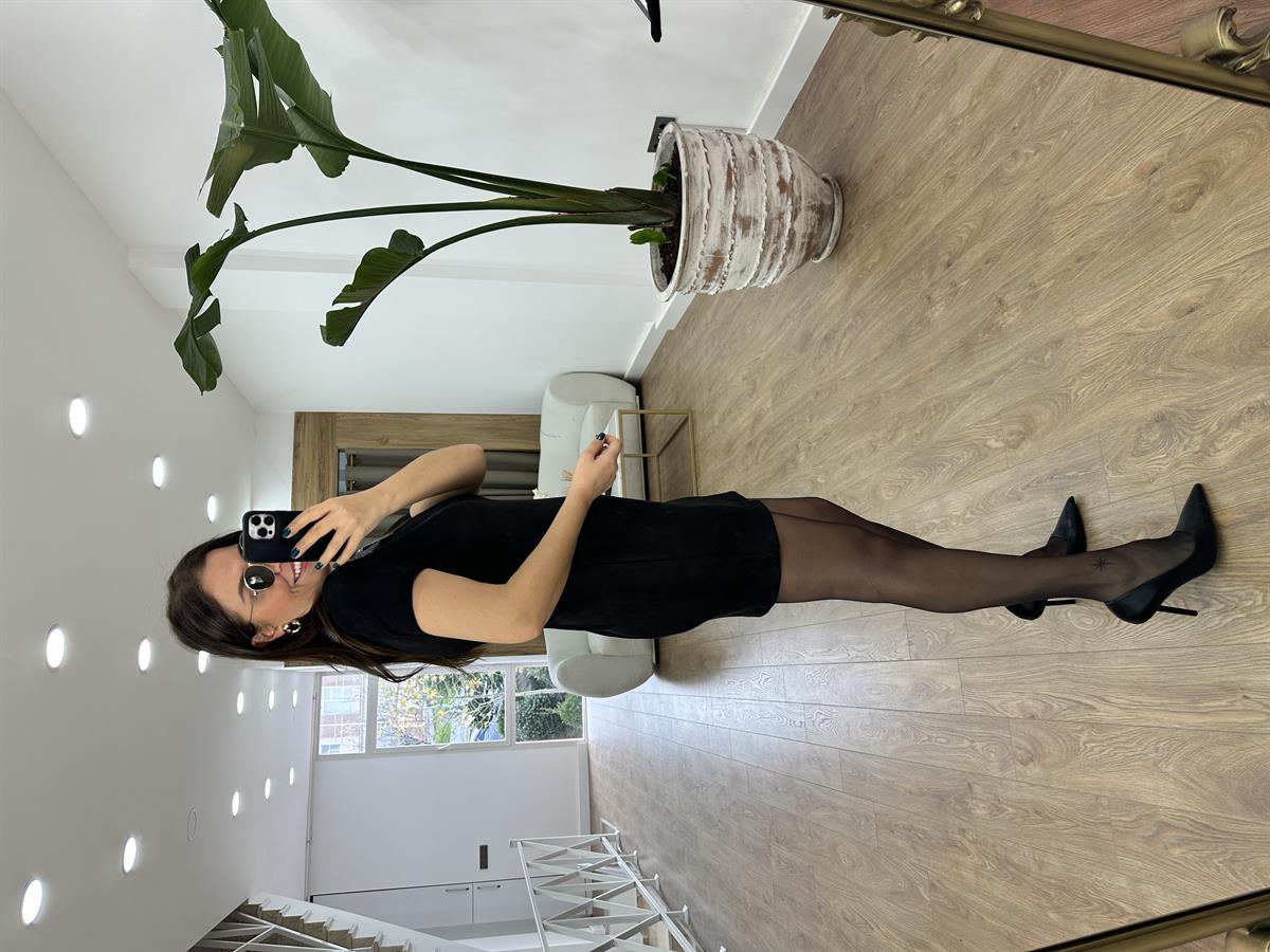 Yakası Parlak Süet Elbise