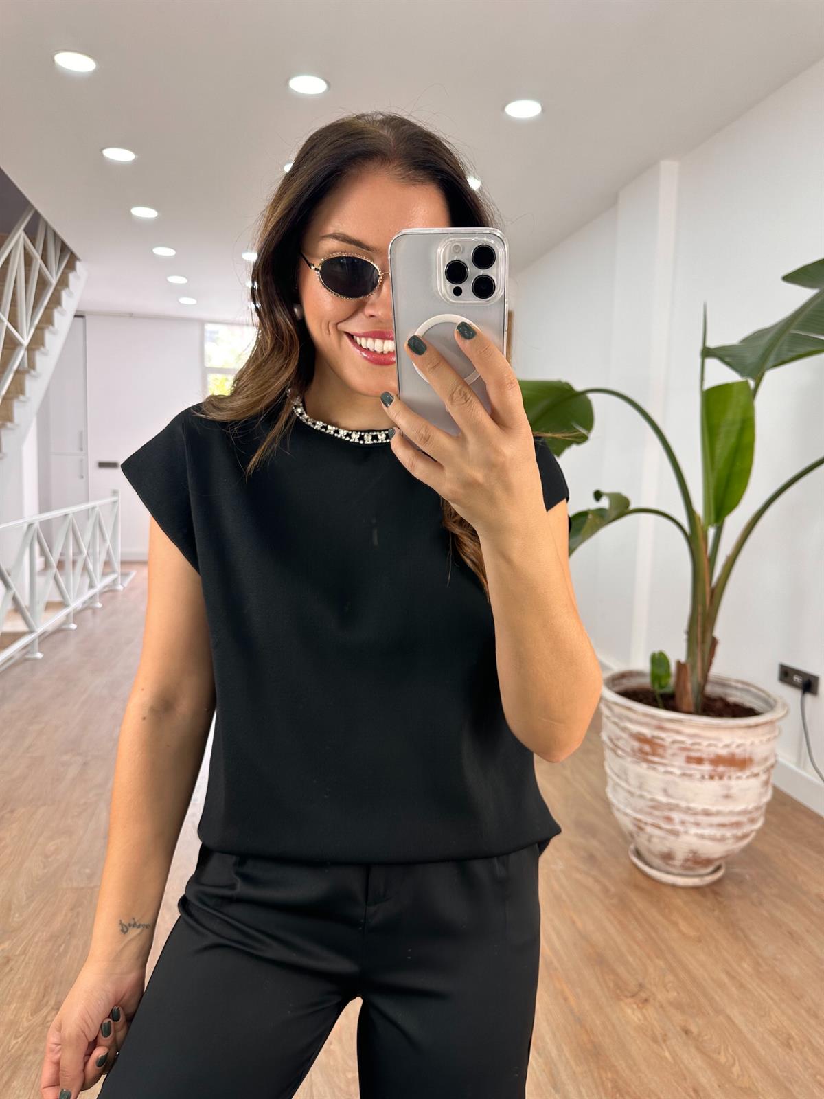 Yakası Taşlı Çelik Örme Triko