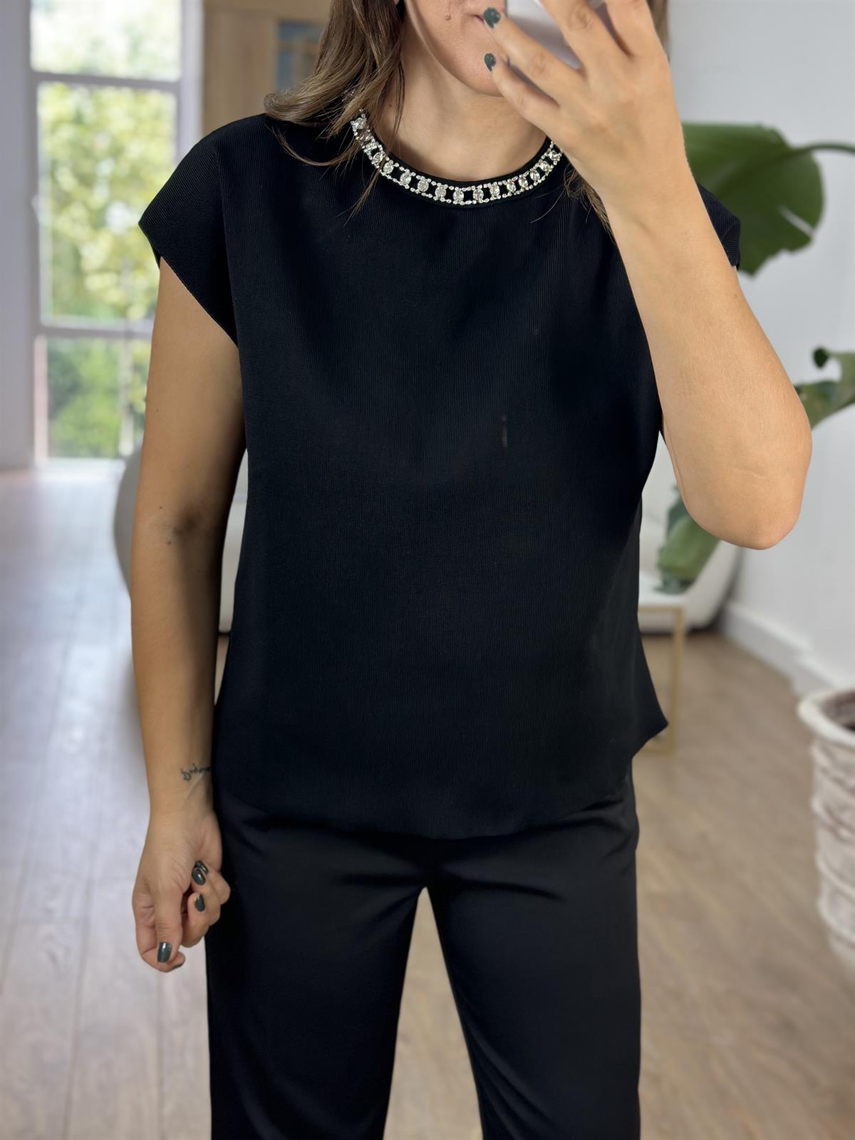 Yakası Taşlı Çelik Örme Triko