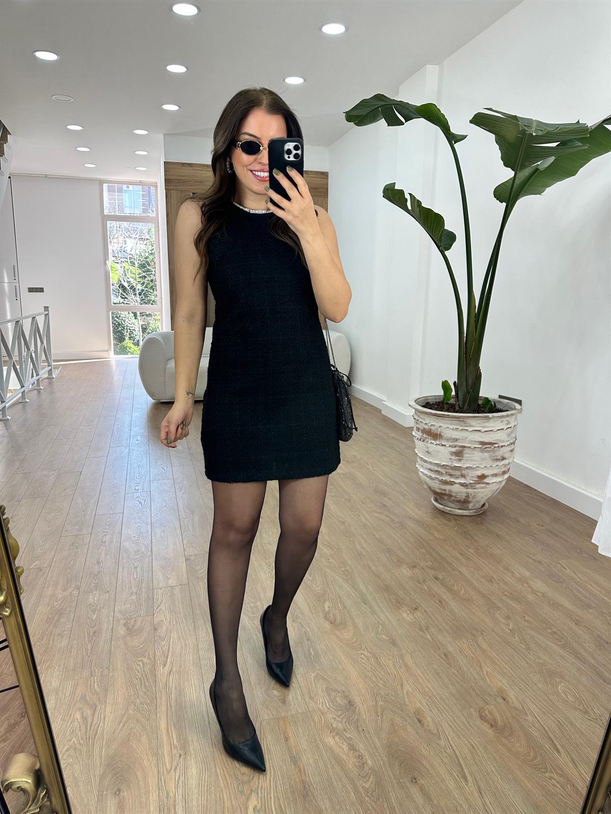 Yakası Taşlı Tüvit Elbise