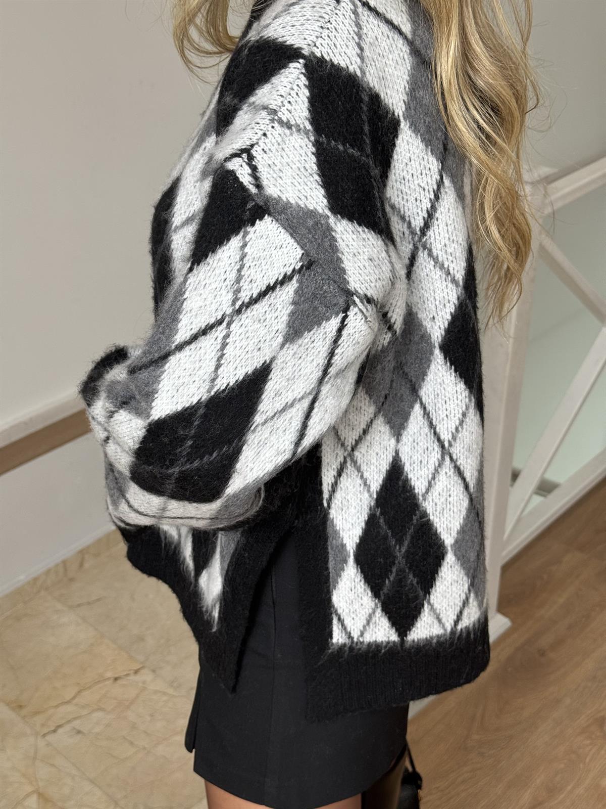 Yanı Yırtmaçlı Şardonlu Baklava Desen Kazak - Siyah