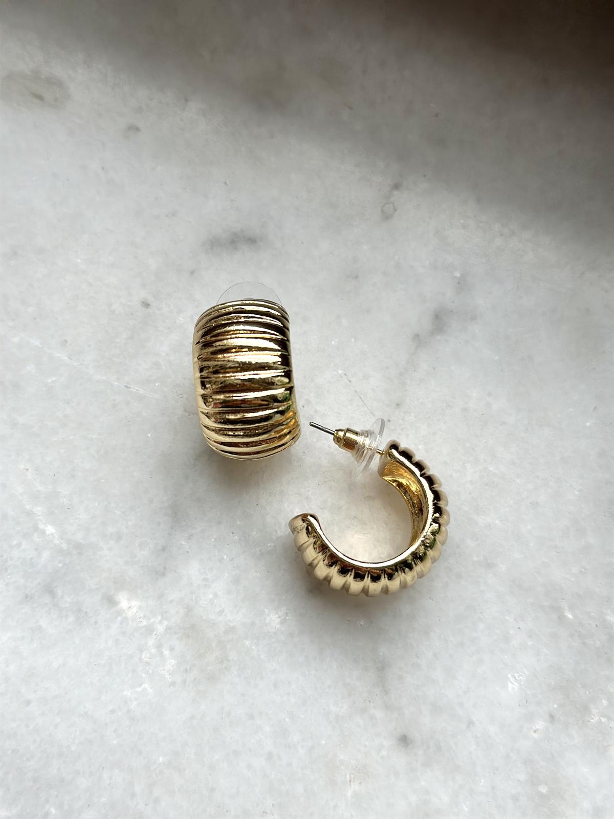 Yarım Halka Tırtıklı Kabuk Gold Küpe