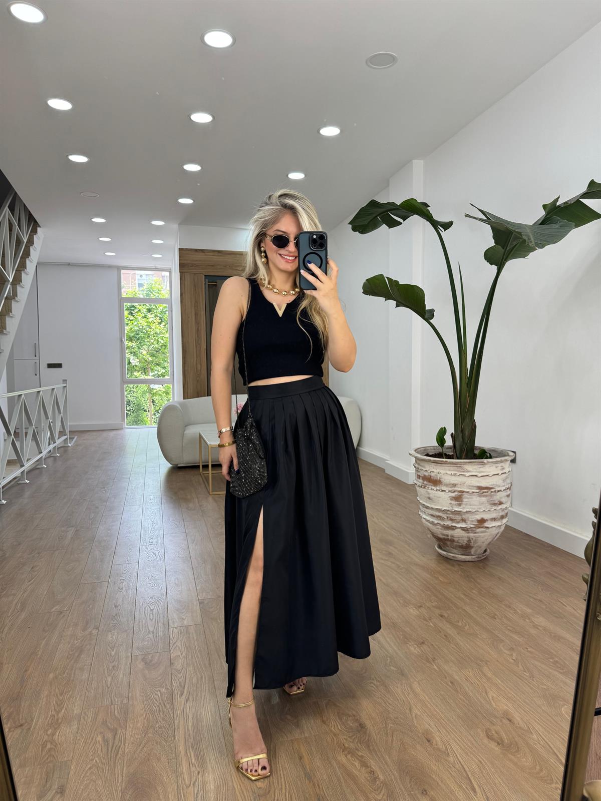 Yırtmaçlı Pileli Uzun Etek-Siyah