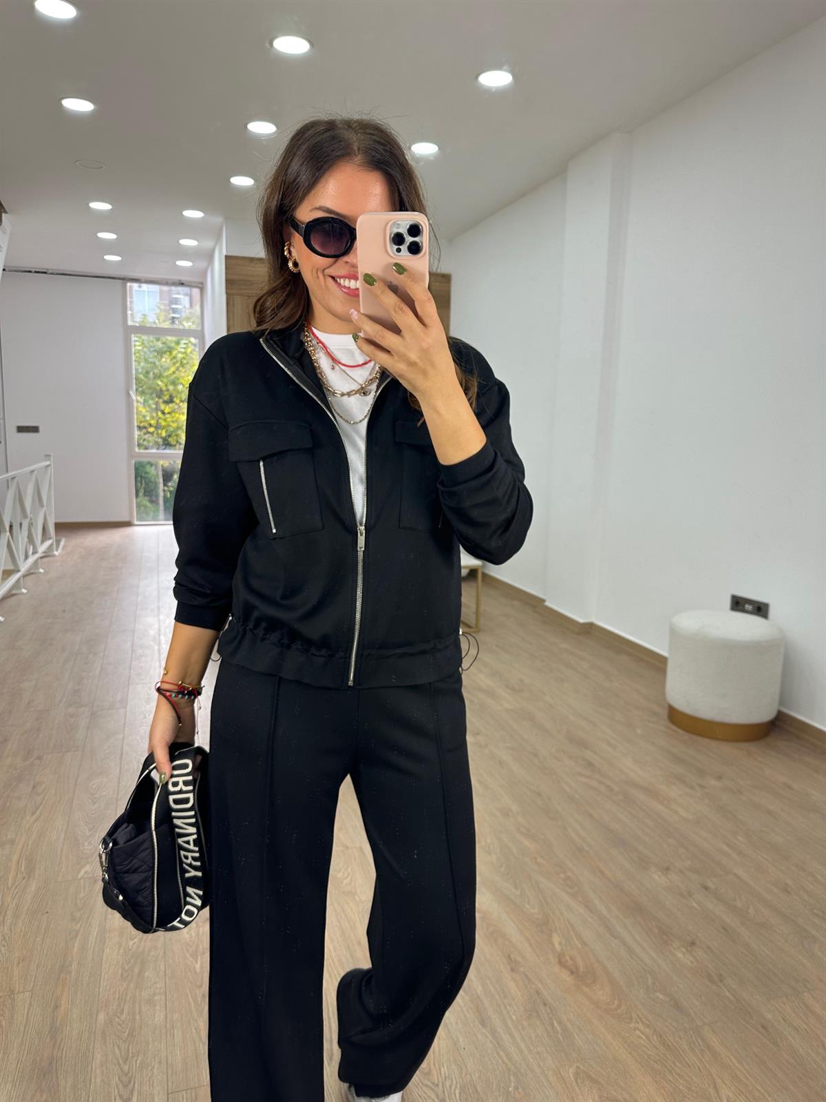 Yumuşacık Dokuda Fermuar Detaylı Beli Lastikli Takım