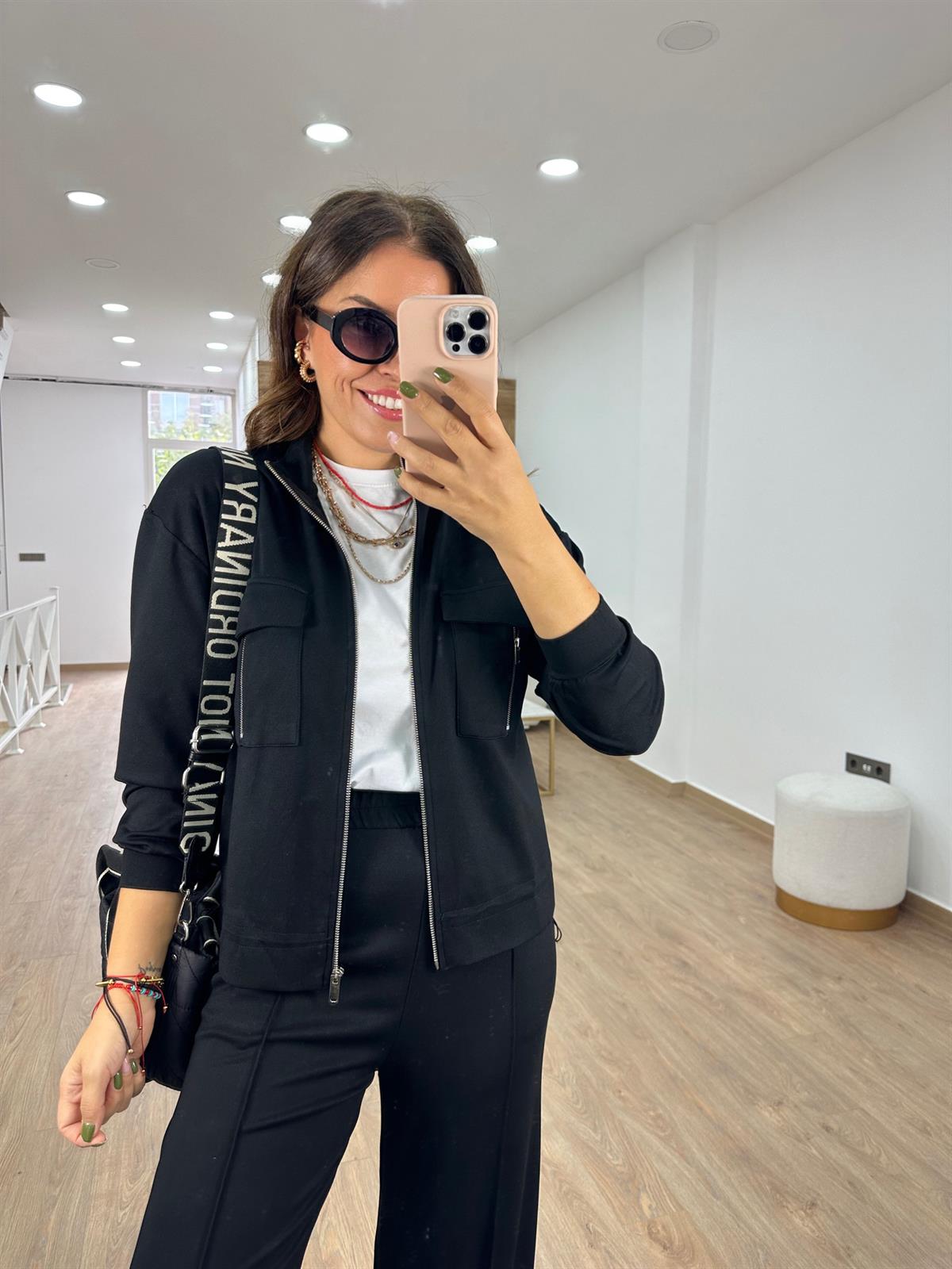 Yumuşacık Dokuda Fermuar Detaylı Beli Lastikli Takım