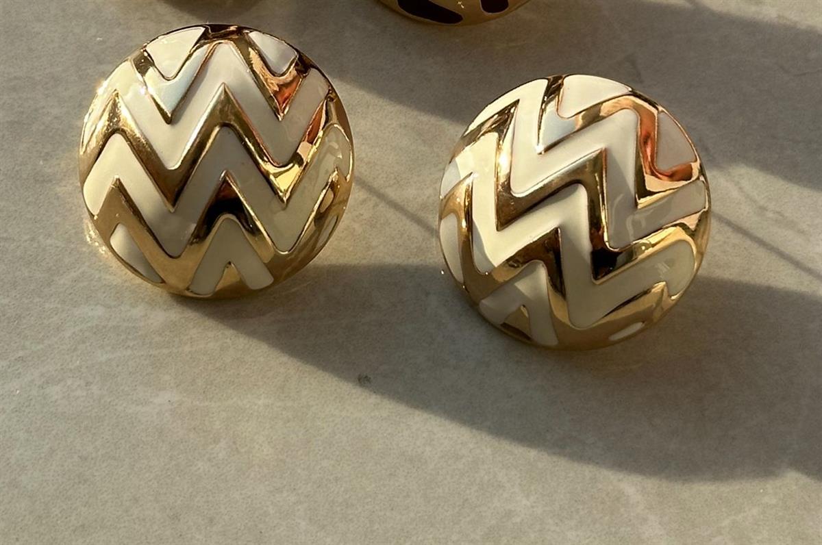 Yuvarlak Gold Çizgili Yarım Top Beyaz Küpe