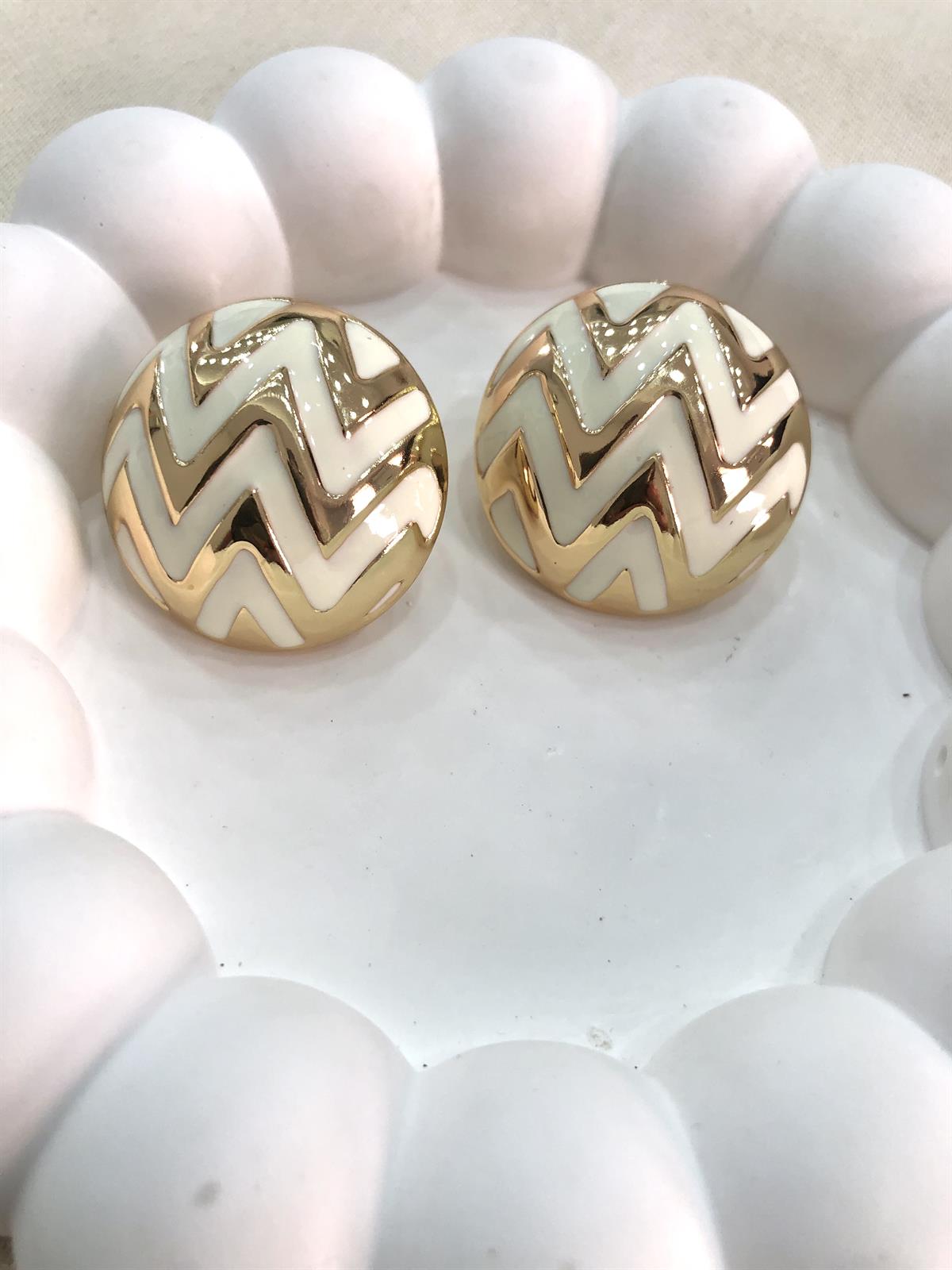 Yuvarlak Gold Çizgili Yarım Top Beyaz Küpe