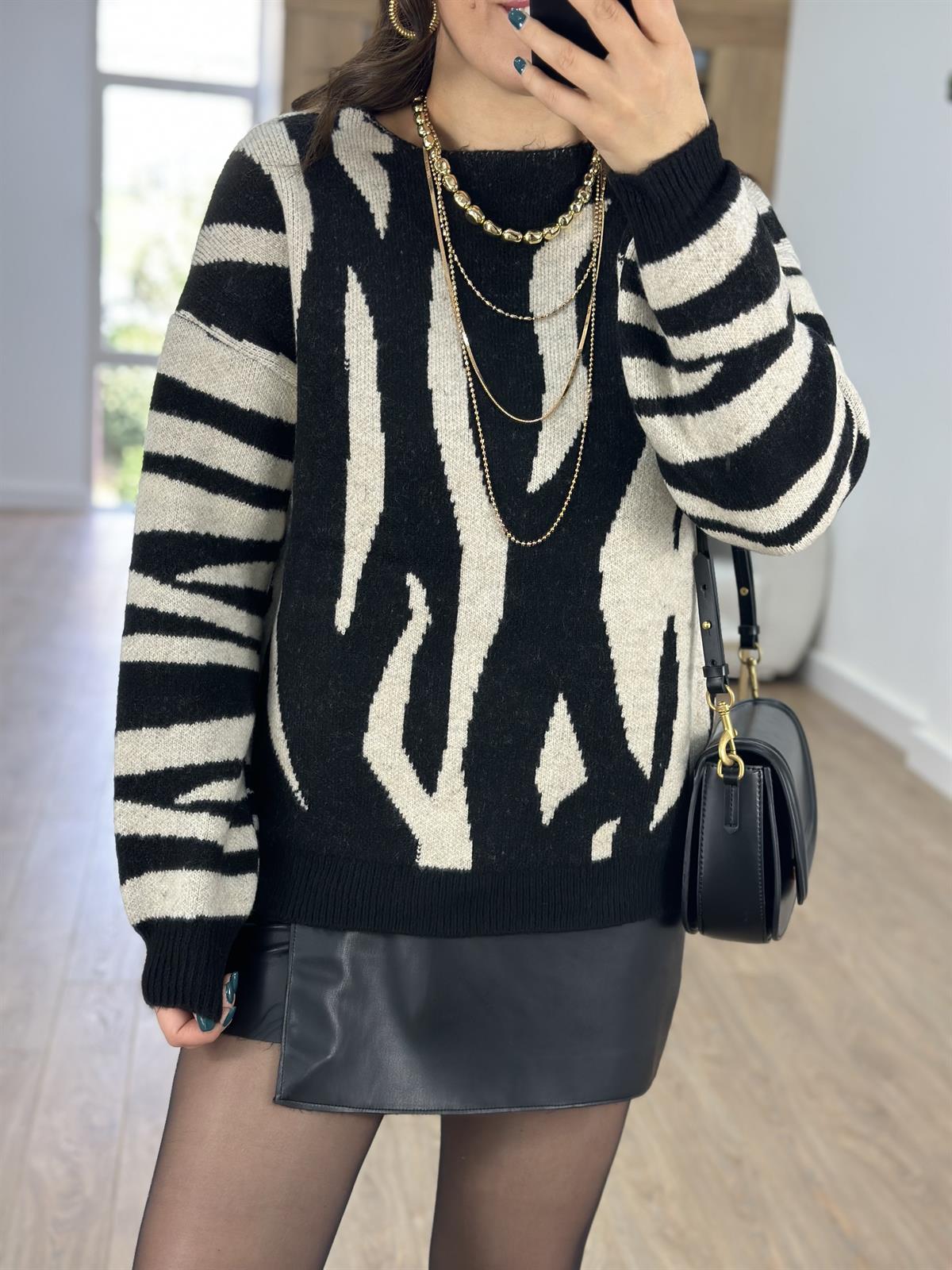 Zebra Desen Kayık Yaka Kazak-Siyah