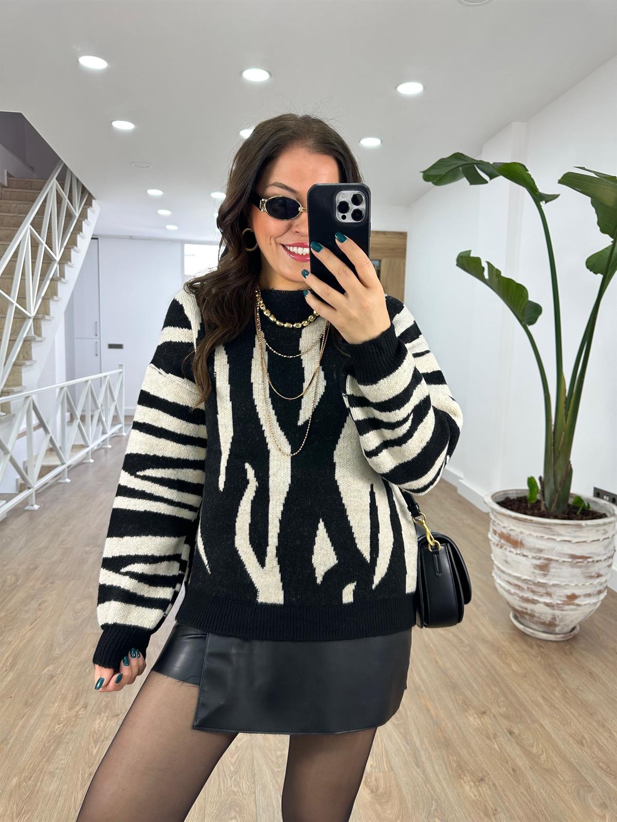 Zebra Desen Kayık Yaka Kazak-Siyah