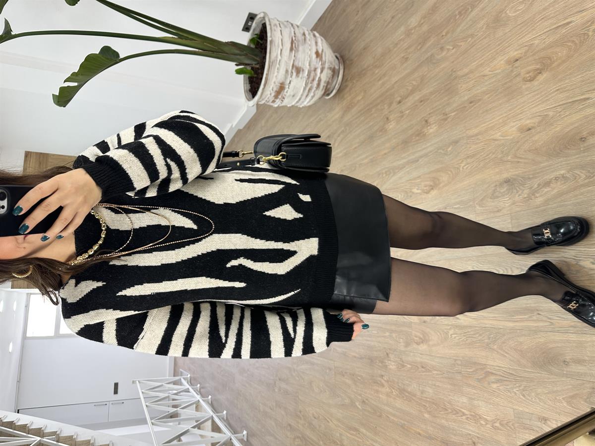 Zebra Desen Kayık Yaka Kazak-Siyah