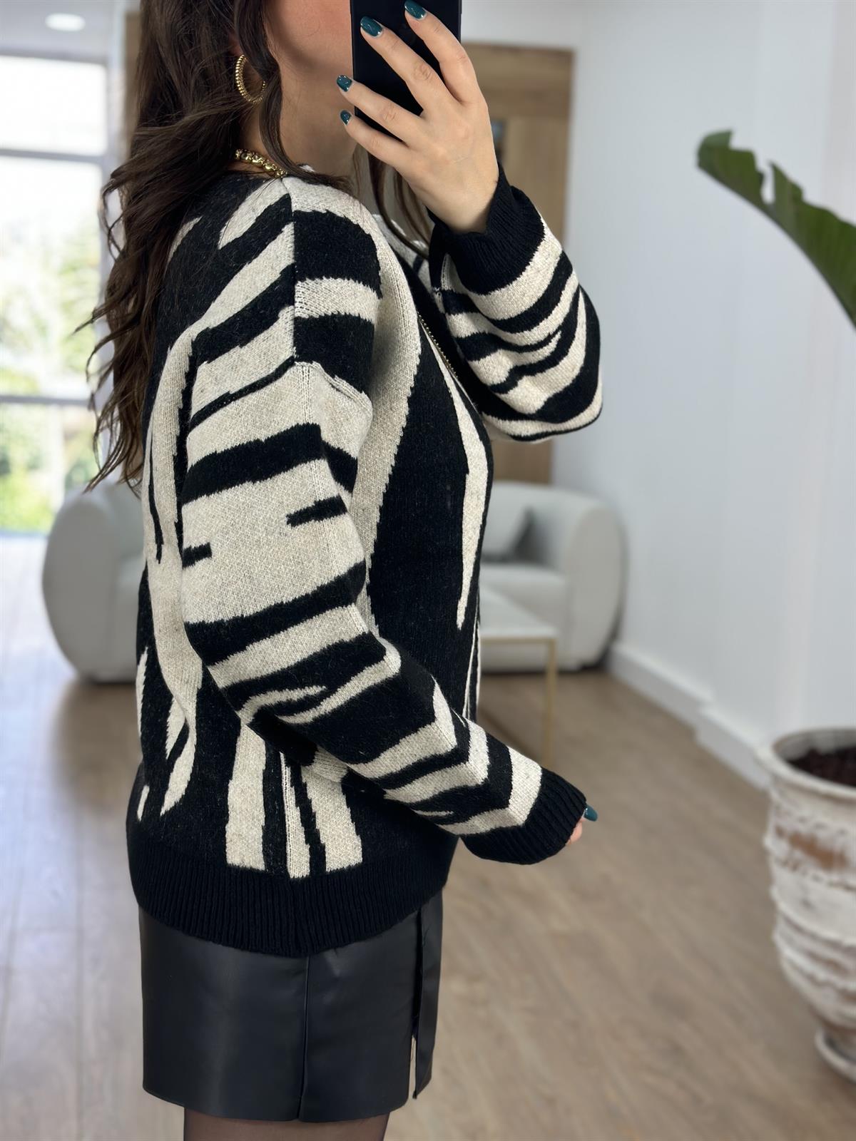 Zebra Desen Kayık Yaka Kazak-Siyah