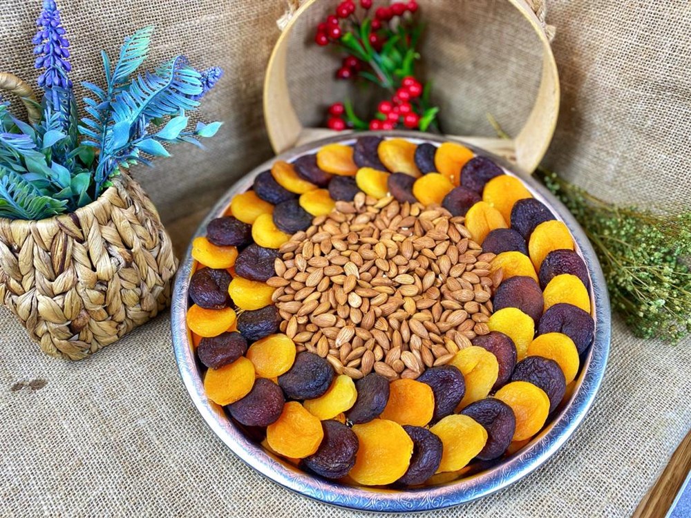 İŞLEMELİ TEPSİDE HEDİYE KAYISI PAKETİ