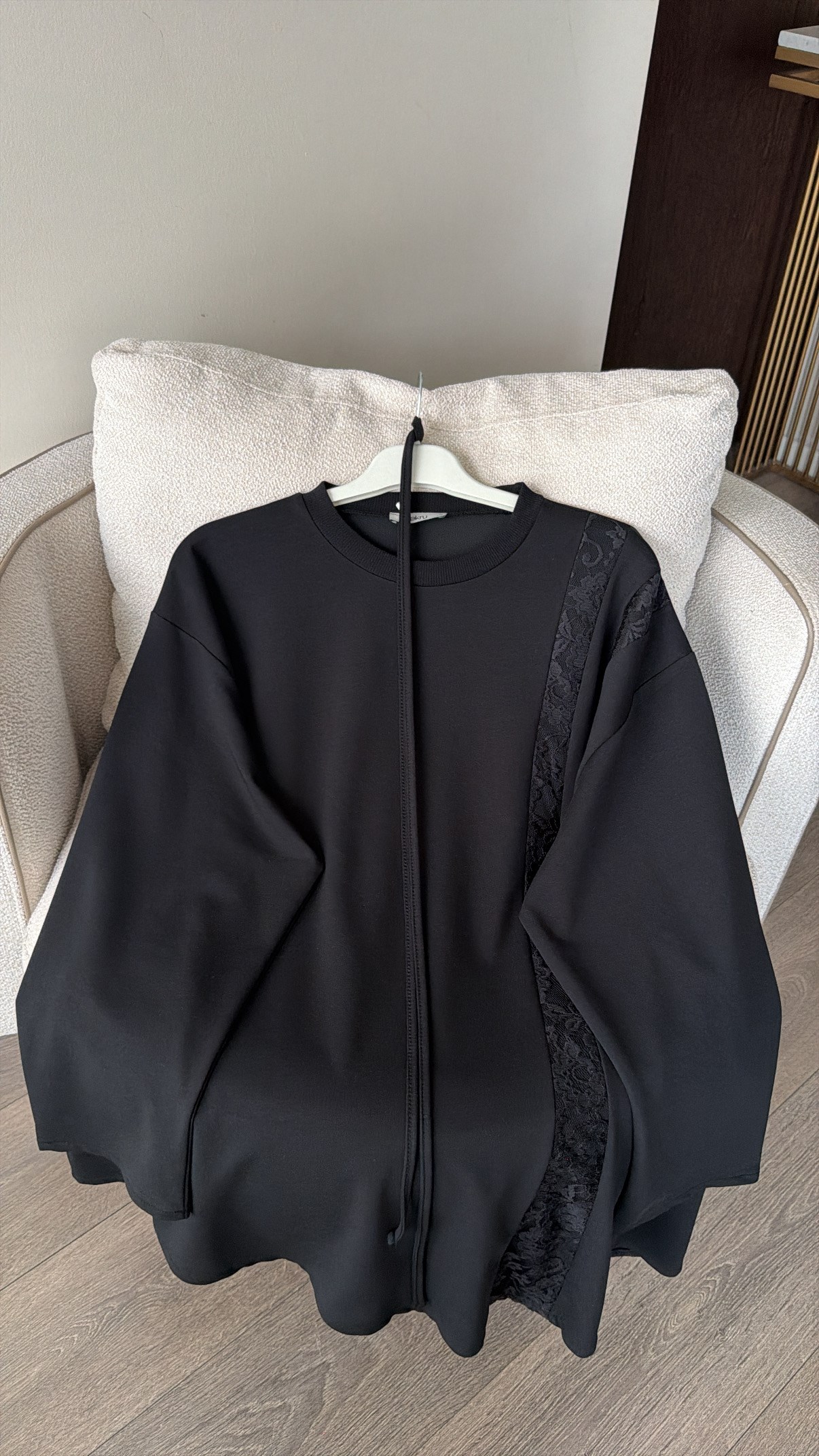 Asimetrik Kesim Dantel Garnili Sweatshirt- Siyah